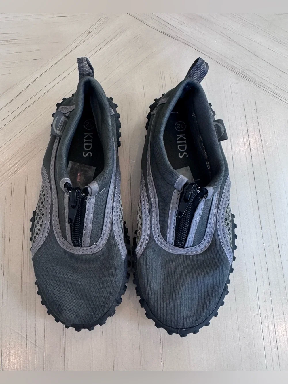 Kids S7 Aqua Socks Wave Water Shoes Gray Zipper Slip-On Pool Beach - Size 12
